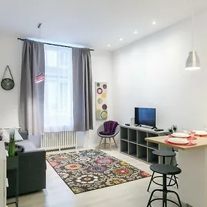 Ella Budapeszt